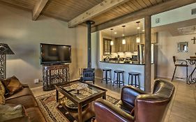 Adobe-Style Abode With Amenities - Walk To Plaza!